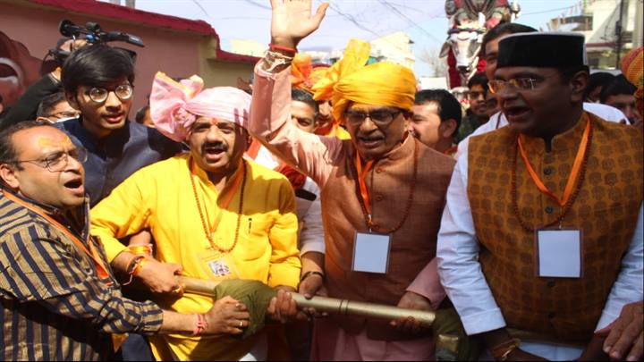 मुख्यमंत्री श्री शिवराज सिंह चौहान ने महाशिवरात्रि पर बड़वाले महादेव मंदिर में भगवान शिव के रथ को खींचा और शिव जी की बारात में शामिल हुए